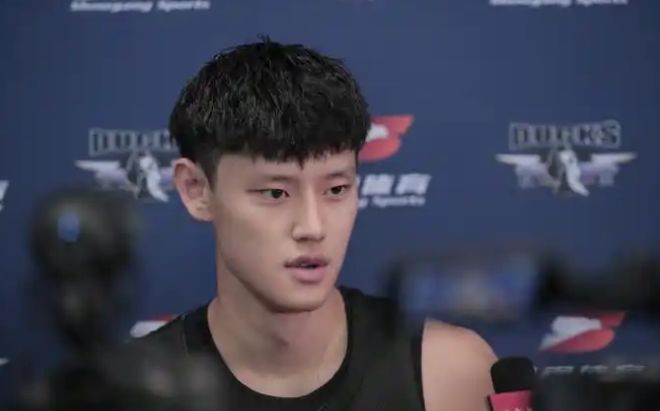中国男篮结束欧洲拉练抵京曾凡博赴国家队报到(曾凡博ncaa数据)